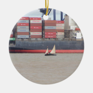 Adorno De Cerámica Yate minúsculo y portacontenedores enorme