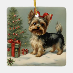 Adorno De Cerámica Yorkie con regalos cerca de un árbol de Navidad