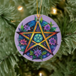 Adorno De Cerámica Yule Tree Winter Solstice Floral Wicca Pentacle<br><div class="desc">Abróchese su yule con el diseño de este ornamento del Pentáculo Floral de Wicca del Solsticio de Invierno de Yule Tree. El color de fondo de este adorno se edita fácilmente en el editor de Zazzle! ¡Que tengas un buen y bendito solsticio de invierno!</div>
