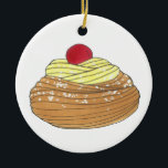 Adorno De Cerámica ZEPPOLE Alimento de pastelería de pasta frita de p<br><div class="desc">Cuenta con un ilustracion de marcador original de una bola de masa frita de zeppola (también conocida como zeppole, también conocida como blenzi, frittelle o crispelli), coronada con crema y azúcar en polvo. Un tradicional postre del festival callejero del Día de San José, y un clásico restaurante italiano o una...</div>
