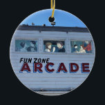 Adorno De Cerámica Zona de diversión de Balboa, Newport Beach, Califo<br><div class="desc">El viejo cartel de la galería en la zona de diversión de Balboa, en la península de Balboa, en Newport Beach, California. La zona de diversión fue construida originalmente en 1936 y desde entonces ha sido actualizada y vendida a nuevos propietarios varias veces. Cuenta con una noria, una galería, coches...</div>