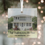 Adorno De Cristal 1 Nuevo hogar fotográfico 1Navidades Sencillo Scri<br><div class="desc">Celebra la alegría de tu nuevo lugar con una foto personalizado "Primera Navidad en nuestro nuevo hogar" adorno de vidrio cuadrado. La imagen y todo el texto de esta plantilla son fáciles de personalizar. El moderno diseño minimalista de superposición en blanco y negro incluye una imagen de su elección y...</div>