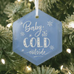 Adorno De Cristal Bebé está frío fuera del azul<br><div class="desc">Un adorno de vacaciones de bonito con las infames palabras de invierno: "Bebé,  hace frío afuera",  para calentar tu decoración de casa. Puede cambiar el color de fondo si lo desea.</div>