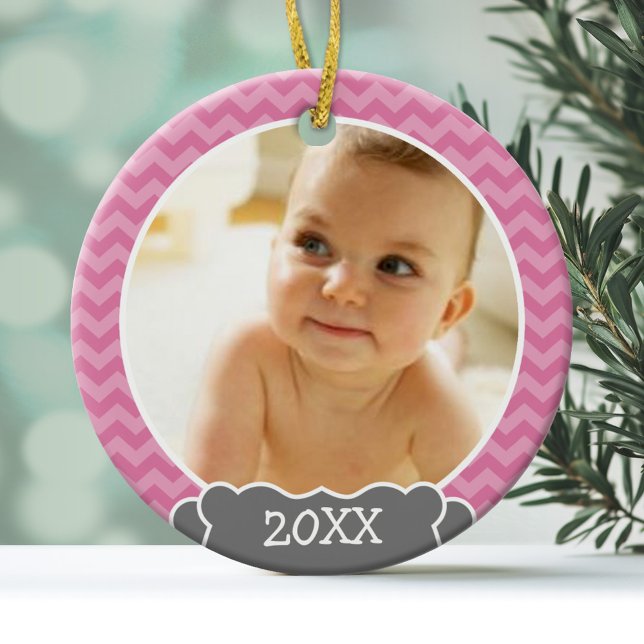 Adorno De Cristal Bebés de la foto Primera Navidad - chevrys rosados (Personalized Photo Ornament - Baby's First Christmas)