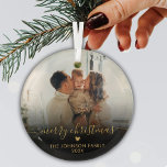 Adorno De Cristal Black Gold Script Family Photo Merry Christmas<br><div class="desc">Elegante ornamento de fotos familiares con letras de "Feliz Navidad" en negro y oro. Incluye tu foto familiar favorita, caligrafía "Feliz Navidad" en escritura manuscrita, poco motivo cardíaco, nombre familiar y año en color de fuente dorado sobre la superposición de fotos en gradiente negro. Fácil de personalizar. Consejo de la...</div>