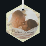 Adorno De Cristal Boda de navidades Keepsake Elegant Script foto<br><div class="desc">Crea tu propio toque de boda con este elegante ornamento de cristal de verde y foto casada. Este diseño moderno y de moda presenta ramas de eucalipto doradas y ilustraciones acuáticos. Añade dos fotos personalizados delante y atrás, nombres recién casados y un texto personalizado. Muéstrate todo tu amor con este...</div>