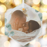 Adorno De Cristal Boda de navidades Keepsake Elegant Script foto<br><div class="desc">Crea tu propio toque de boda con este elegante ornamento de cristal de verde y foto casada. Este diseño moderno y de moda incluye ramas de eucalipto y ilustraciones acuáticos. Añade dos fotos personalizados delante y atrás, nombres recién casados y un texto personalizado. Muéstrate todo tu amor con este ok...</div>