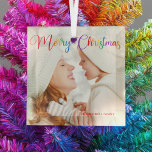 Adorno De Cristal Bonito de fotos de la familia Rainbow Script de na<br><div class="desc">Hermoso arco iris Feliz Navidad,  adorno con hermosa tipografía cursiva de arcoiris. Este moderno regalo fotográfico familiar de vacaciones cuenta con magníficos y coloridos guiones superpuestos y tu nombre en rojo sobre la imagen completa de la sangre.</div>