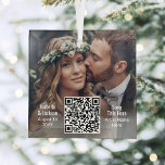 Adorno De Cristal Canción boda o lista de reproducción Código QR y f<br><div class="desc">Celebra una alegre primera festividad como recién casados con un elegante adorno interactivo de código QR cuadrado de vidrio navideño. Foto y todo el texto de esta plantilla es sencillo de personalizar. (IMAGEN PLACEMENT TIP: Una manera fácil de centrar una imagen exactamente como se desea es recortarla antes de subirla...</div>