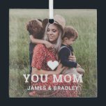 Adorno De Cristal Corazón lindo te ama mamá foto del Día de la Madre<br><div class="desc">Cute Heart Love You Mom's Day Photo Ornaments incluye tu foto favorita con el texto "(corazón de amor) you Mom" en un moderno guión en blanco con tus nombres debajo. Personalice editando el texto en el cuadro de texto proporcionado y agregando su propia imagen. Hace el regalo personalizado perfecto para...</div>