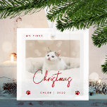 Adorno De Cristal Corta foto gatito 1 Navidades Pinta pinturas rojas<br><div class="desc">Celebra la primera Navidad de tu gatito con este moderno adorno minimalista de conservas de fotos. El texto rojo dice "Mi primera Navidad", con la palabra "Navidades" en el moderno guión de escritura a mano. Reemplace fácilmente la imagen de ejemplo con su foto favorita, y agregue el nombre de su...</div>