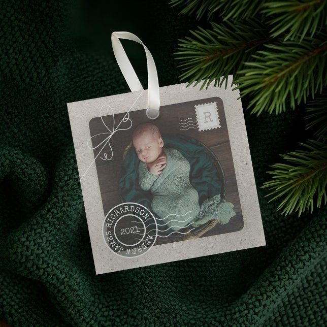 Adorno De Cristal Cute Parcela de Entrega Bebé Nacimiento Foto (Cute Delivery Parcel Baby Birth Announcement Photo Glass Ornament)