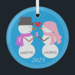 Adorno De Cristal Darling Snowpeople en el amor<br><div class="desc">Navidades es un momento muy romántico y estas adorables nevadas están enamoradas. Están aquí para celebrar las fiestas. ¡Que tengan grandes Navidades! ¡Personalizable. Trabajo original; c) Sharon Lee Hudson. Todos Los Derechos Reservados.</div>