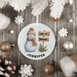 Adorno De Cristal Dejar que nieve Cosmosa Invierno Snowman nombre pe<br><div class="desc">¡Abran la magia del invierno con nuestro delicioso Ornamento de Navidad Snowman! Con un adorable muñeco de nieve vestido con un gorra acogedor y una bufanda, esta encantadora pieza le dará una sonrisa en la cara. Junto a él hay un cartel con encanto que dice "Let it Snow", rodeado de...</div>