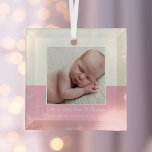 Adorno De Cristal Elegante bebé recién nacida foto de niña rosa Keep<br><div class="desc">Un clásico anuncio de la foto del nacimiento de un bebé adorno de Navidad en rosa bonito con una hermosa tipografía cursiva sobre tu dulce fotografía del recién nacido. Personalizar este regalo con tu foto favorita de tu nuevo bebé para regalarle a los nuevos abuelos o padres. Añadir la fecha...</div>