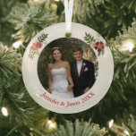 Adorno De Cristal Elegante Boda floral Foto Navidades Keepsake<br><div class="desc">Este hermoso ornamento de fotografía de boda personalizado incluye una foto de bonito de la pareja feliz y un texto personalizado debajo. Añade tu propia ceremonia o la primera foto de un beso para un elegante obsequio que disfrutarás cada temporada navideña. Decoradas con pulverizadores de moda floral a ambos lados...</div>