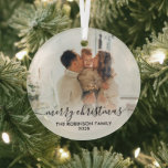 Adorno De Cristal Elegante foto de la familia blanca negra Feliz Nav<br><div class="desc">Elegante ornamento de fotos familiares con letras de "Feliz Navidad" en blanco y negro. Incluye tu foto familiar favorita,  caligrafía "Feliz Navidad" en escritura manuscrita,  nombre familiar y año. Fácil de personalizar. Consejo de la foto: recortar la foto en forma cuadrada antes de subirla.</div>