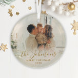 Adorno De Cristal Elegante foto de la familia Gold Script Feliz Navi<br><div class="desc">Elegante Mano Dorada Leyó "Feliz Navidad" Guión de Ornamento de la Familia de Fotos. Incluye tu foto familiar favorita,  caligrafía "nombre de familia" en escritura manuscrita,  con texto de Feliz Navidad y año. Fácil de personalizar. Consejo de la foto: recortar la foto en forma cuadrada antes de subirla.</div>