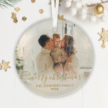 Adorno De Cristal Elegante foto de la familia Gold Script Feliz Navi<br><div class="desc">Elegante Mano Dorada Leyó "Feliz Navidad" Guión de Ornamento de la Familia de Fotos. Incluye tu foto familiar favorita,  caligrafía "Feliz Navidad" en escritura manuscrita,  nombre familiar y año. Fácil de personalizar. Consejo de la foto: recortar la foto en forma cuadrada antes de subirla.</div>
