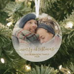 Adorno De Cristal Elegante foto de la pareja blanca de oro Feliz Nav<br><div class="desc">Elegante ornamento de fotos de parejas con letras de "Feliz Navidad" con letras de oro y blanco. Incluye tu foto familiar favorita,  caligrafía "Feliz Navidad" en escritura manuscrita,  nombre familiar y año. Fácil de personalizar. Consejo de la foto: recortar la foto en forma cuadrada antes de subirla.</div>