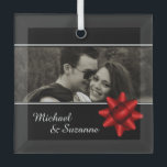 Adorno De Cristal Elegante Personalizado romántico foto cinta roja<br><div class="desc">Ornamento clásico de Navidad de vidrio blanco y negro para personalizar con tu propia fotografía y texto en el frente.</div>