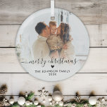 Adorno De Cristal Elegante Script Heart Family Foto Feliz Navidad<br><div class="desc">Elegante Mano Leyó "Feliz Navidad" Guión de la familia de fotos. Incluye tu foto familiar favorita, caligrafía "Feliz Navidad" en escritura manuscrita, poco motivo cardíaco, nombre familiar y año en color negro de fuente en la superposición de foto degradado blanco. Fácil de personalizar. Consejo de la foto: recortar la foto...</div>