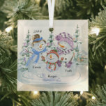 Adorno De Cristal Familia de 3 nombres Navidades aburridos Snowman<br><div class="desc">Curioso adorno de navidad personalizado para una familia de 3. El diseño cuenta con un feliz trío de hombres de nieve rodeados de árboles de navidad y se puede personalizar con el año y sus nombres.</div>
