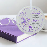 Adorno De Cristal Febrero viola la floración de Amethyday Keepsake<br><div class="desc">Febrero en realidad tiene tres flores en celebración de cumpleaños para este mes: violetas, primates e irises. Este diseño presenta la belleza de las violetas. La piedra angular de febrero es amatista. Este diseño presenta las flores y piedras preciosas junto con el nombre del destinatario en un color amatista. Lo...</div>