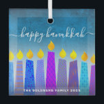 Adorno De Cristal Feliz guión de Hanukkah Menorah Velas Turquoise<br><div class="desc">"Feliz Hanukkah". Un ilustracion juguetón, moderno y artístico de velas de patrón boho te ayuda a iniciar las vacaciones de Hanukkah con estilo. Las variadas velas azules con coloridos motivos de Relieve metalizado falso y el nombre y año de tu familia, superponen un degradado turquesa a fondo de textura blanca....</div>