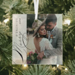 Adorno De Cristal Flauta de nieve con imágenes verticales con guione<br><div class="desc">Ornamento de fotos merry & Engaged con foto vertical, caligrafía elegante y delicados copos de nieve blancos en un borde gris plateado. La plantilla de fotos está lista para que añadas tu foto y el año. Si tiene algún problema con la colocación, intente recortar su imagen en formato retrato y...</div>