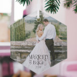 Adorno De Cristal Foto de Boda Minimalista moderno casado y brillant<br><div class="desc">Navidad casada y brillante adorno con foto boda y opción para incluir el año. Sencillo,  minimalista y efectivo con tipografía nostálgica vintage y una foto de sangrado completo de la nueva pareja casada. Se pueden encontrar más ideas en mi colección de ideas de regalo para Navidades recién casados.</div>