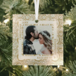 Adorno De Cristal Foto de Gold Swirls<br><div class="desc">Tu foto favorita aparece en un adorno de vidrio cuadrado con fondo giratorio blanco y dorado. ¡Personalizado y sube tu propia imagen para crear adornos de árbol de Navidad para ti mismo o como regalo a la familia,  amigos,  padres y abuelos! MÁS DISEÑOS en nuestra tienda.</div>