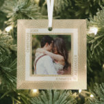 Adorno De Cristal Foto de oro y marfil<br><div class="desc">Tu foto favorita aparece en un adorno de vidrio cuadrado con líneas de oro y patrones de puntos sobre marfil. ¡Personalizado y sube tu propia imagen para crear adornos de árbol de Navidad para ti mismo o como regalo a la familia, amigos, padres y abuelos! MÁS DISEÑOS en nuestra tienda....</div>