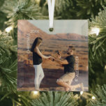 Adorno De Cristal Foto de reciente aparición<br><div class="desc">Tu foto favorita aparece en un adorno de vidrio cuadrado con la fecha y tus nombres. ¡Cree ornamentos de árbol de Navidad para usted o dé como regalo a la familia,  amigos,  padres y abuelos! MÁS DISEÑOS en nuestra tienda.</div>