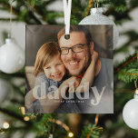 Adorno De Cristal Foto de tipografía de Cute Daddy Overlay<br><div class="desc">Ornamento navideño de cristal de papá lindo. Diseño que incluye una fotografía de su elección con el texto 'DADDY' en letras transparentes a la moda a lo largo de la parte inferior con una línea adicional para añadir texto, ya sea un mensaje personal, es decir, te amamos, feliz día del...</div>