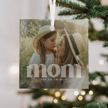 Adorno De Cristal Foto de tipografía superpuesta por mamá de la cúpu<br><div class="desc">Ornamento De Vidrio Para Navidades De Mamá. Diseño que incluye una fotografía de su elección con el texto 'MOM' en letras transparentes a la moda a lo largo de la parte inferior con una línea adicional para añadir texto, ya sea un mensaje personal, es decir, te queremos, feliz día de...</div>