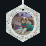 Adorno De Cristal Foto del Mascota de Winter Wreath<br><div class="desc">Navidades Ornamento fotográfico con una corona botánica de invierno y la foto favorita de tu perro. Personalízalo con su nombre y año. Cambia el texto y lo personalizas como prefieras.</div>
