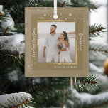 Adorno De Cristal Foto enmarcada con oro Nuestra primera Navidad cas<br><div class="desc">La moderna foto de boda enmarcada en oro machacado en medio de copos de nieve, con Nuestra Primera Navidad Casada en un guión festivo de caligrafía blanca, hace el perfecto regalo de recuerdo para los recién casados recién casados en temporada de vacaciones de Navidades. Personalizar fácilmente su nombre y año...</div>