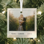 Adorno De Cristal Foto minimalista recién casada Primera Navidad<br><div class="desc">Ornamento navideño de estilo minimalista con un diseño sencillo con tu foto boda favorita junto con tus nombres y el año en un guión de escritura a mano. Este moderno y elegante adorno vacacional es un gran regalo para los recién casados o para una pareja recién casada.</div>