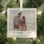 Adorno De Cristal Foto minimalista simple moderna<br><div class="desc">Ornamento navideño de estilo minimalista con un diseño sencillo con una foto de tu familia junto con el nombre de tu familia y el año con escritura a mano. Este moderno y elegante adorno vacacional es un gran regalo para los seres queridos.</div>