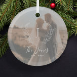 Adorno De Cristal Foto pareja recién casados nombre monograma elegan<br><div class="desc">Monograma blanco personalizado inicial y nombre con familia de años establecidos año elegante moda estilo casa de campo árbol de Navidad adorno con superposición de foto.       Un regalo moderno para recién casados.</div>