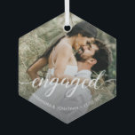 Adorno De Cristal Foto personalizado Primer guión blanco comprometid<br><div class="desc">Presentamos nuestro "Nuestro primer Personalizado de Navidad comprometido" "Nombres de fotos de cerámica", un hongo verdaderamente especial para la recién comprometida pareja. Este adorno personalizado le permite conmemorar este alegre hito y añadir un toque personal a su árbol de Navidad. El adorno incluye un guión elegante que dice "comprometido", simbolizando...</div>