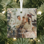 Adorno De Cristal Fotografía de la familia de tipografía elegante en<br><div class="desc">Una creación de su propio ornamento familiar de tipografía simple y a la vez elegante. un recuerdo perfecto adorno para sus saludos navideños para mantener el momento capturado para siempre. Este único y único ornamento de moda tiene una elegante tipografía destacada del nombre y año de la familia que ambos...</div>