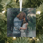 Adorno De Cristal Fotografía en inglés simple y elegante | NAVIDADES<br><div class="desc">Este sencillo y dulce ornamento dice "Involucrado" en tipografías modernas y de moda con una cita y un lugar para el año y los nombres. Una plantilla de foto mínima de tu foto personal favorita para un regalo que a cualquiera le gustaría. ¡Qué manera perfecta de celebrar tu primera Navidad...</div>