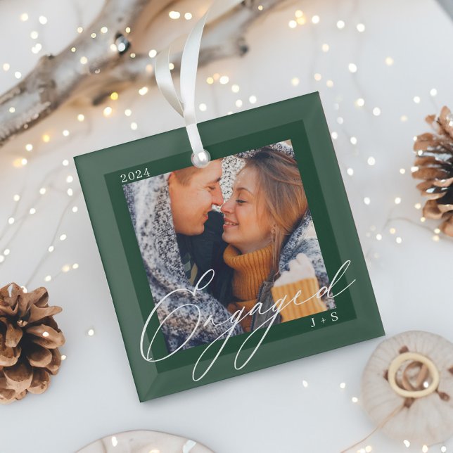 Adorno De Cristal Fotografía y monograma de parejas con escritura mo (Engaged Modern Script Couples Photo & Monogram Glass Ornament)