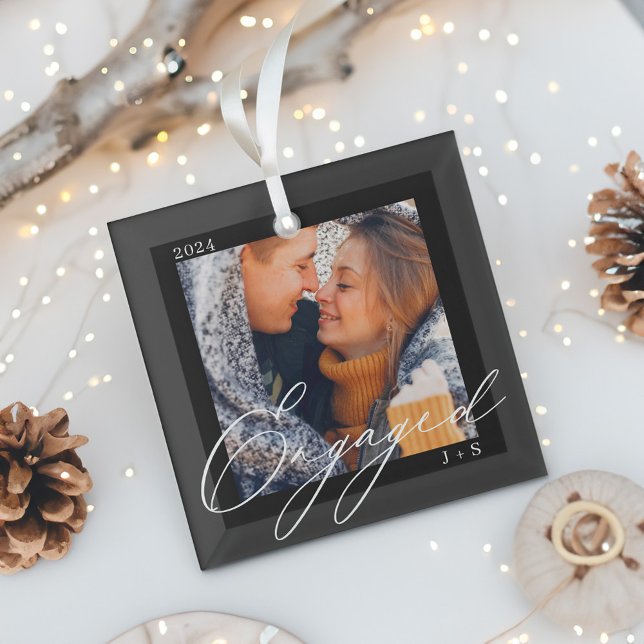 Adorno De Cristal Fotografía y monograma de parejas con escritura mo (Engaged Modern Script Couples Photo & Monogram Glass Ornament)