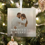 Adorno De Cristal Fotos casadas y merry, nombres y Navidades de cita<br><div class="desc">Conmemorar tu matrimonio este año con este sencillo adorno de vidrio fotográfico de keepsake. Con una fotografía de los recién casados,  el texto "MARRIED & MERRY",  la fecha del boda y el nombre o apellidos.</div>