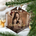 Adorno De Cristal Fotos de la familia del oro navideño<br><div class="desc">Difunde alegría de vacaciones a amigos y familia con este adorno de keepsake moderno. El Relieve metalizado dorado falso dice "Feliz Navidad" en elegante escritura a mano. Reemplace la imagen de ejemplo con su foto favorita y agregue su nombre familiar y el año. Un filtro de degradado negro ayuda a...</div>