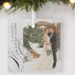 Adorno De Cristal Fotos verticales de flauta de nieve con escritura<br><div class="desc">Ornamento de fotos de merry & Married con foto vertical, caligrafía elegante y delicados copos de nieve blancos en un borde gris plateado. La plantilla de fotos está lista para que añadas tu foto, y tu año boda. Si tiene algún problema con la colocación, intente recortar su imagen en formato...</div>