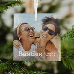 Adorno De Cristal Fun Bestis Photo & Name/s Keepsake Gift<br><div class="desc">El diseño está compuesto por divertida tipografía retro blanca y tu foto más favorita de tu y tu bestias! Hace un maravilloso regalo de navidades para tu mejor amigo esta temporada de vacaciones.</div>